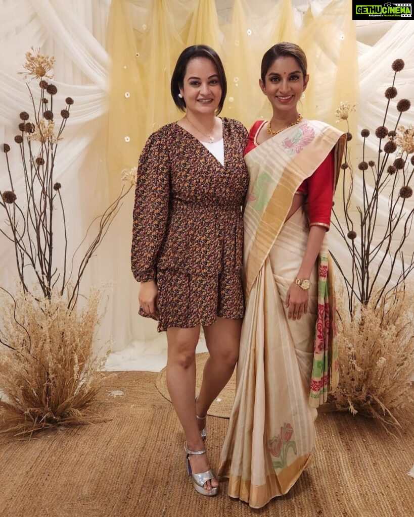 Suja Varunee Instagram - 🤩 We girls just want to swap our style of dressing 🤣 I have always admired you @sahithyajagannathan ❤️ the strength and the height you are reaching is always an inspiration 🥰🙏 Great to meet you after a long time dear ❤️ #saturday #saturdaynight #saturdayvibes #weekend #weekendvibes #trending #fashion #fashionstyle #womenfashion #women Mommy Shots by Amrita