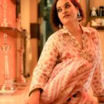 Suja Varunee Instagram - I always believe with time & age “Women” become more fine like a 🍷 wine! Never been out of form… Ready & hungry for more films ❤️ Consistency is what turns average into excellence 💪 Always thanks to my long time friend, well WISHER and my lucky charm @camerasenthil 🥰 MUA & hairstylist @dollupmakeover_artistry Wardrobe @mayorijaipur #sunday #sundayfunday #sundayvibes #weekend #photoshoot #women #actress #actresslife #trending
