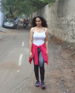 Suja Varunee Instagram - Happiness is reminiscing🤩🤩 Same me, different year!!! 2016!!!!!🫣 No makeup and messy hair 🤭 #oldpic #throwback #lovemyself #2016 #fitness #diet #selfcare #motivation #morningvibes #fridaymood Chennai, India