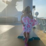 Suja Varunee Instagram - I can sea clearly now🛳️ Vacation mode: activated🌈 Ps-Salt water heals all wounds🧿 @cordeliacruises Sunglasses- @louisvuitton #vacation #vacationmode #vacationvibes #vacationgoals #summervibes #beachlife #sealife #cruise @cordeliacruises #familytime #familygoals #positivity #positiveenergy Sri Lanka