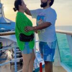 Suja Varunee Instagram - Fun in the sun with you @shivakumarr20 #Adhvaaith👨‍👩‍👦 Happy Sunday Dear ocean Thank you for making us feel tiny, salty, humble and inspired, all at once🛳️ @cordeliacruises #sealife #seafood #travelphotography #familyfirst #blessed #enjoy #sunday #sundayvibes #weekend