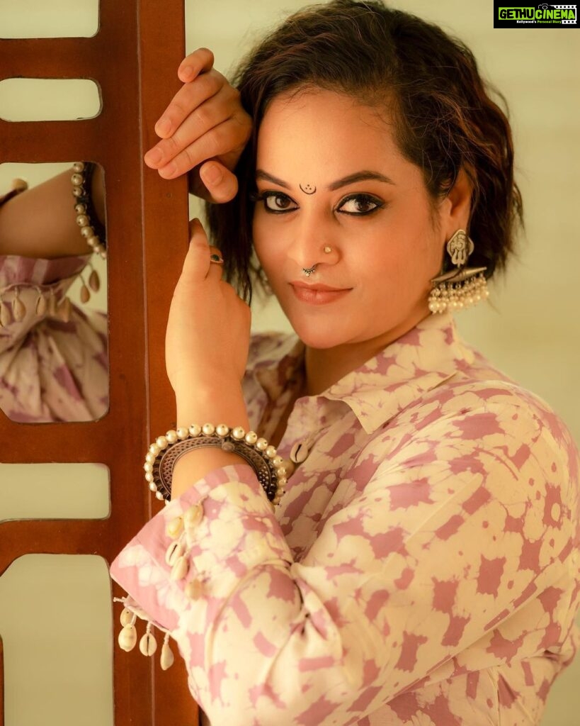 Suja Varunee Instagram - 🥰☀ SUNKISSED 😘☀ I’m always the Morning person and mornings help my life to be happy & peaceful☺ Photography @camerasenthil MUA @dollupmakeover_artistry Wardrobe @mayorijaipur #morning #morningmotivation #trending #sunkissed #positivity #positivevibes #traditional Chennai, India