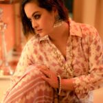 Suja Varunee Instagram - I always believe with time & age “Women” become more fine like a 🍷 wine! Never been out of form… Ready & hungry for more films ❤️ Consistency is what turns average into excellence 💪 Always thanks to my long time friend, well WISHER and my lucky charm @camerasenthil 🥰 MUA & hairstylist @dollupmakeover_artistry Wardrobe @mayorijaipur #sunday #sundayfunday #sundayvibes #weekend #photoshoot #women #actress #actresslife #trending