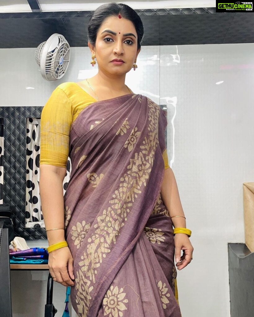 Sujitha Instagram - New day ☺️🫶🏻 Dhanam saree courtesy @sridyakalpathi_botique #dhanam #pandianstores #day #morning #startup #instagram #instadaily #morningvibes #love #work #fresh #post #suji #sujitha #actress #actor #photo #photography