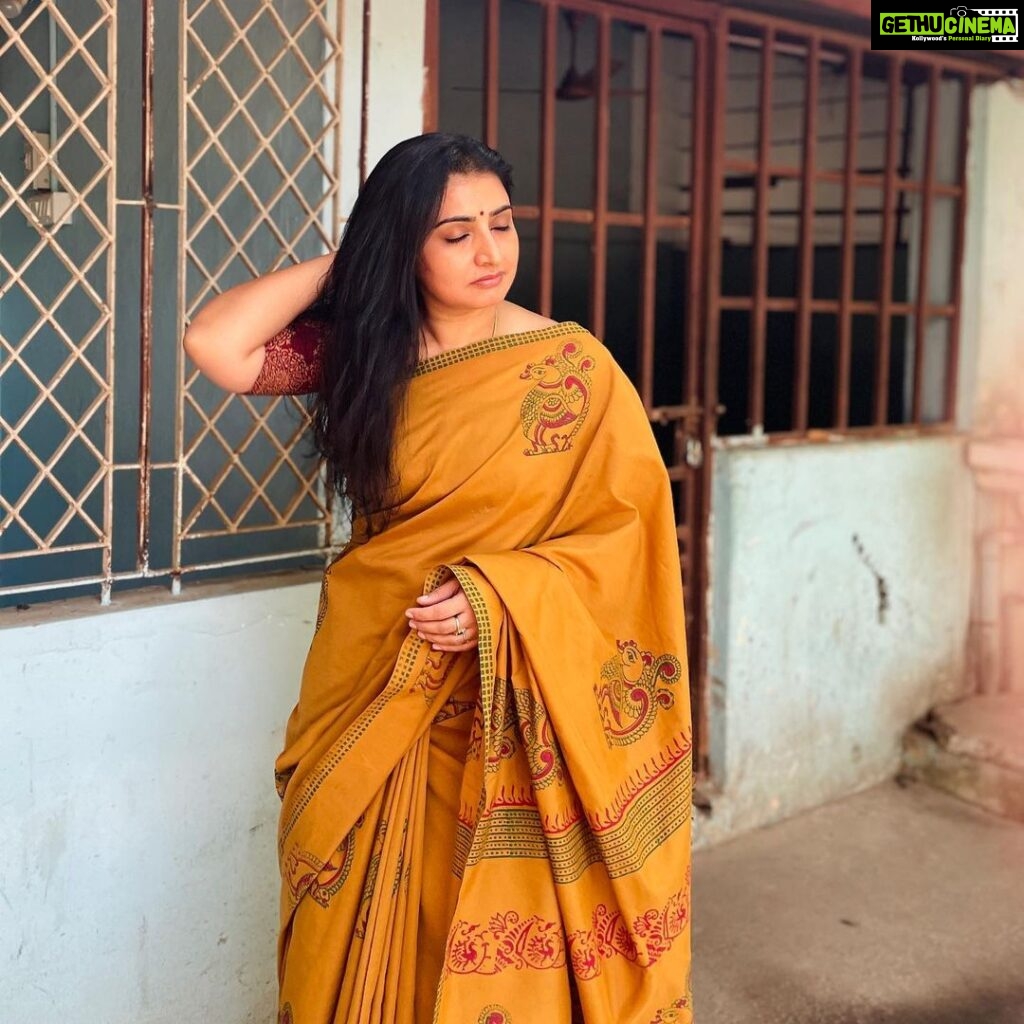 Sujitha Instagram - I feel like summer is ruling us 😐😎🌞 Summer collection Beautiful cotton sarees @onlinegits_2.o Contrast blouse tailoring @nishas_aanaboutique