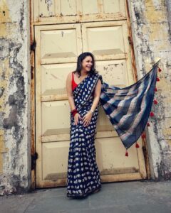 Sumona Chakravarti Instagram - Summer = cotton 💙🩵💛

For #TKSS #thekapilsharmashow 
🥻- @chhapa_gj8 
Hair- @hairbysharda 
💄- @rameshpanda.mua 
Stylist - @sacorina