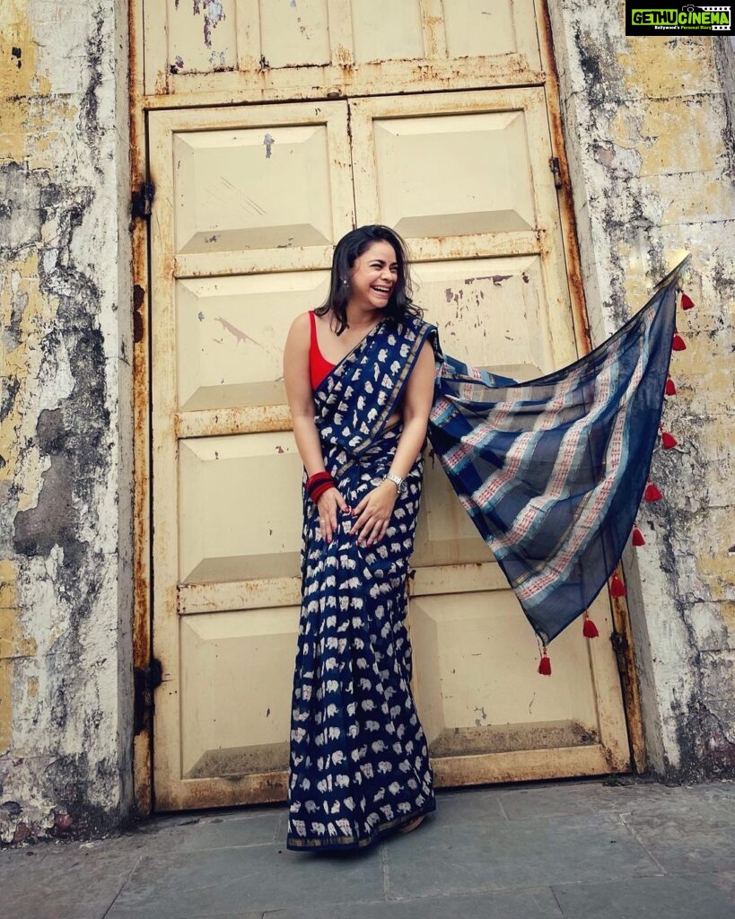 Sumona Chakravarti Instagram - Summer = cotton 💙🩵💛 For #TKSS #thekapilsharmashow 🥻- @chhapa_gj8 Hair- @hairbysharda 💄- @rameshpanda.mua Stylist - @sacorina