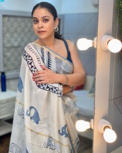 Sumona Chakravarti Instagram - Summer = cotton 💙🩵💛

For #TKSS #thekapilsharmashow 
🥻- @chhapa_gj8 
Hair- @hairbysharda 
💄- @rameshpanda.mua 
Stylist - @sacorina