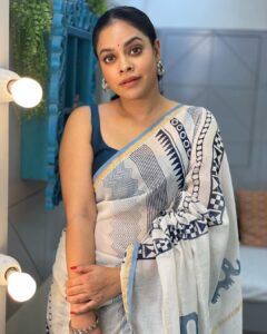 Sumona Chakravarti Instagram - Summer = cotton 💙🩵💛

For #TKSS #thekapilsharmashow 
🥻- @chhapa_gj8 
Hair- @hairbysharda 
💄- @rameshpanda.mua 
Stylist - @sacorina
