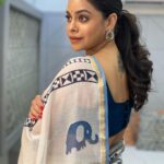 Sumona Chakravarti Instagram – Summer = cotton 💙🩵💛

For #TKSS #thekapilsharmashow 
🥻- @chhapa_gj8 
Hair- @hairbysharda 
💄- @rameshpanda.mua 
Stylist – @sacorina