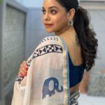 Sumona Chakravarti Instagram – Summer = cotton 💙🩵💛

For #TKSS #thekapilsharmashow 
🥻- @chhapa_gj8 
Hair- @hairbysharda 
💄- @rameshpanda.mua 
Stylist – @sacorina