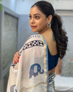 Sumona Chakravarti Instagram - Summer = cotton 💙🩵💛

For #TKSS #thekapilsharmashow 
🥻- @chhapa_gj8 
Hair- @hairbysharda 
💄- @rameshpanda.mua 
Stylist - @sacorina
