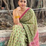 Sumona Chakravarti Instagram – Summer = cotton 💙🩵💛

For #TKSS #thekapilsharmashow 
🥻- @chhapa_gj8 
Hair- @hairbysharda 
💄- @rameshpanda.mua 
Stylist – @sacorina