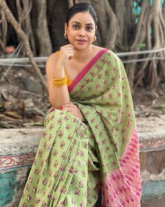 Sumona Chakravarti Instagram - Summer = cotton 💙🩵💛

For #TKSS #thekapilsharmashow 
🥻- @chhapa_gj8 
Hair- @hairbysharda 
💄- @rameshpanda.mua 
Stylist - @sacorina