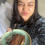 Sumona Chakravarti Instagram – Because i can cut my cake & eat it too; that too for breakfast! 😁😁
🎂

#BirthdayFace