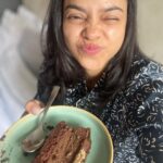 Sumona Chakravarti Instagram - Because i can cut my cake & eat it too; that too for breakfast! 😁😁 🎂 #BirthdayFace