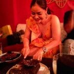 Sumona Chakravarti Instagram – Because i can cut my cake & eat it too; that too for breakfast! 😁😁
🎂

#BirthdayFace