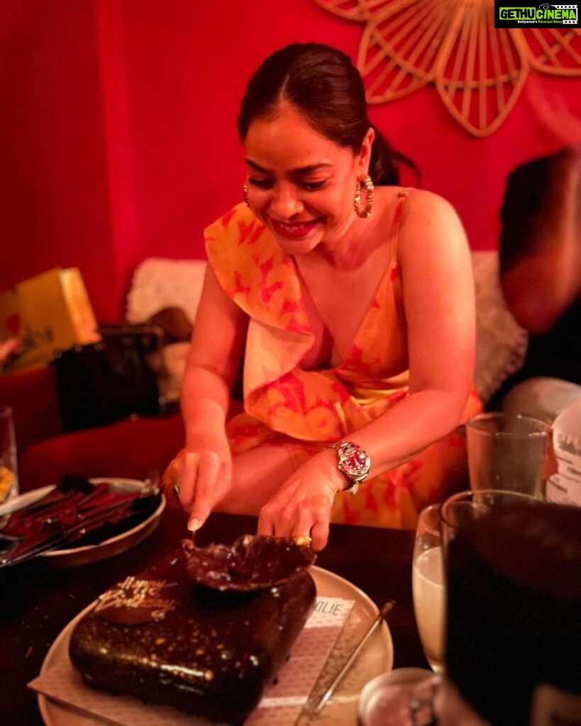 Sumona Chakravarti Instagram - Because i can cut my cake & eat it too; that too for breakfast! 😁😁 🎂 #BirthdayFace