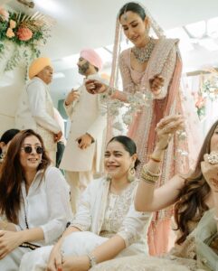 Sumona Chakravarti Instagram - A week of full of infinite love & happiness 💕🧿
So happy for u Butter chicken @asheshlsajnani @sonnalliseygall 🥰

Whattay a reunion this was with so many wonderful people… 💃🏻

@karanvgrover aisa lag raha hai humne look test diya hai, bas cast kar de koi 😂 

#AsheshFoundSona