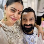 Sumona Chakravarti Instagram – A week of full of infinite love & happiness 💕🧿
So happy for u Butter chicken @asheshlsajnani @sonnalliseygall 🥰

Whattay a reunion this was with so many wonderful people… 💃🏻

@karanvgrover aisa lag raha hai humne look test diya hai, bas cast kar de koi 😂 

#AsheshFoundSona