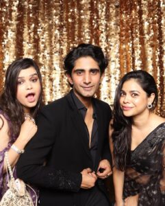 Sumona Chakravarti Instagram - A week of full of infinite love & happiness 💕🧿
So happy for u Butter chicken @asheshlsajnani @sonnalliseygall 🥰

Whattay a reunion this was with so many wonderful people… 💃🏻

@karanvgrover aisa lag raha hai humne look test diya hai, bas cast kar de koi 😂 

#AsheshFoundSona