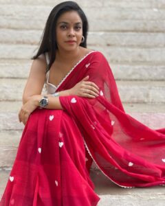 Sumona Chakravarti Instagram - Hello June 🪩🪅 My most reflective, introspective month. ❤️💙 For #thekapilsharmashow #tkss 🥻: @suta_bombay 💄: @rameshpanda.mua 💁🏻‍♀️: @hairbysharda Stylist: @sacorina