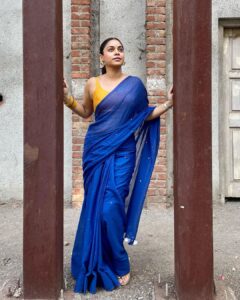 Sumona Chakravarti Instagram - Hello June 🪩🪅
My most reflective, introspective month. 
❤️💙

For #thekapilsharmashow #tkss 
🥻: @suta_bombay 
💄: @rameshpanda.mua 
💁🏻‍♀️: @hairbysharda 
Stylist: @sacorina