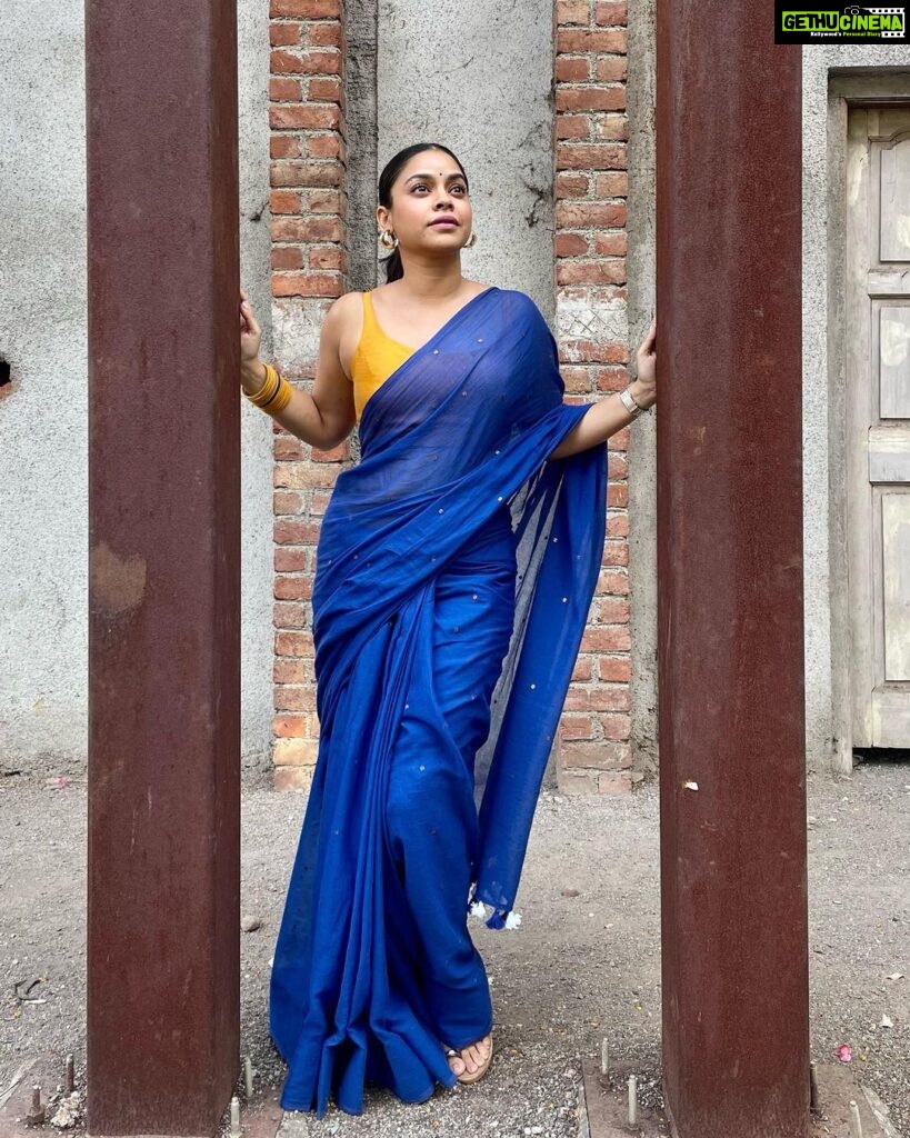 Sumona Chakravarti Instagram - Hello June 🪩🪅 My most reflective, introspective month. ❤️💙 For #thekapilsharmashow #tkss 🥻: @suta_bombay 💄: @rameshpanda.mua 💁🏻‍♀️: @hairbysharda Stylist: @sacorina