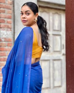 Sumona Chakravarti Instagram - Hello June 🪩🪅
My most reflective, introspective month. 
❤️💙

For #thekapilsharmashow #tkss 
🥻: @suta_bombay 
💄: @rameshpanda.mua 
💁🏻‍♀️: @hairbysharda 
Stylist: @sacorina