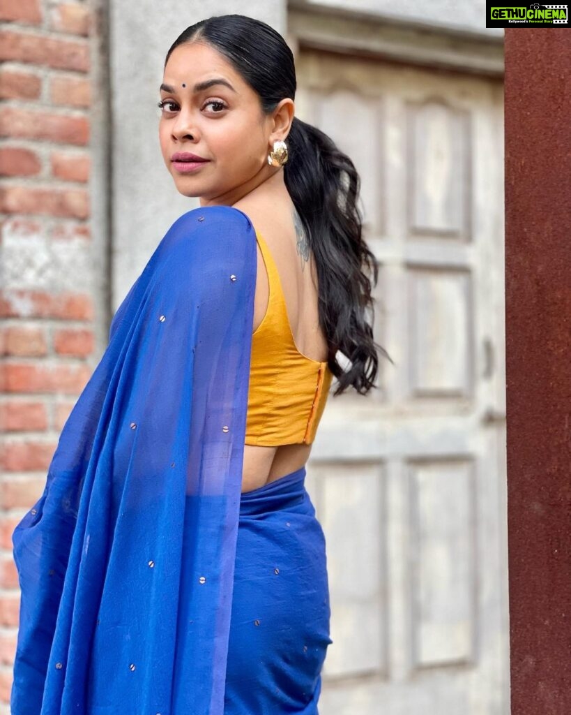Sumona Chakravarti Instagram - Hello June 🪩🪅 My most reflective, introspective month. ❤️💙 For #thekapilsharmashow #tkss 🥻: @suta_bombay 💄: @rameshpanda.mua 💁🏻‍♀️: @hairbysharda Stylist: @sacorina