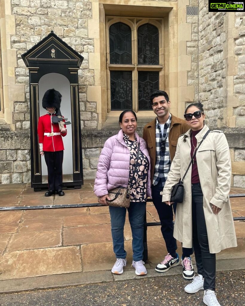 Sumona Chakravarti Instagram - #LondonDiaries We came, We saw, but did not conquer! This trip was all about familia & food… Bong weakness i guess 🤓 From all the touristy stuff to great food to the mind boggling Kohinoor & the other jewels 💎 (damn you pay money to see the stolen goods of your own country 😬🙈). Thank u London for the experience. Last picture- thank u @chefsameertaneja & @mukkipandey for the warm hospitality & delectable food at @benaresofficial For inviting me to your kitchen & making our last evening in London a truly memorable one. ❤️💙🤍 #EnglishSummer #LondonVibes London, United Kingdom