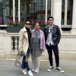 Sumona Chakravarti Instagram - Happy Birthday mama bear 🐻♥️ N a big thank you to the team at @helenedarroze for the phenomenal food experience & the the most thoughtful gift to Mom. She’s overwhelmed.