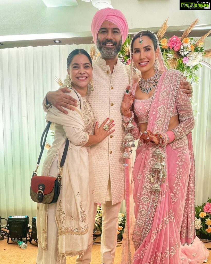Sumona Chakravarti Instagram - Yaara @asheshlsajnani Shaadi Mubarakaan!! 🤩 We were 2 strangers who befriended each other at a music fest in 2014. N here we are 9 years later- seeing u embark on this beautiful journey with the love of your life @sonnalliseygall 🫶🏼 Heartiest Congratulations u two. 🥂 Love you heaps n tons! ♥️ #AsheshFoundSona 💗🫶🏼