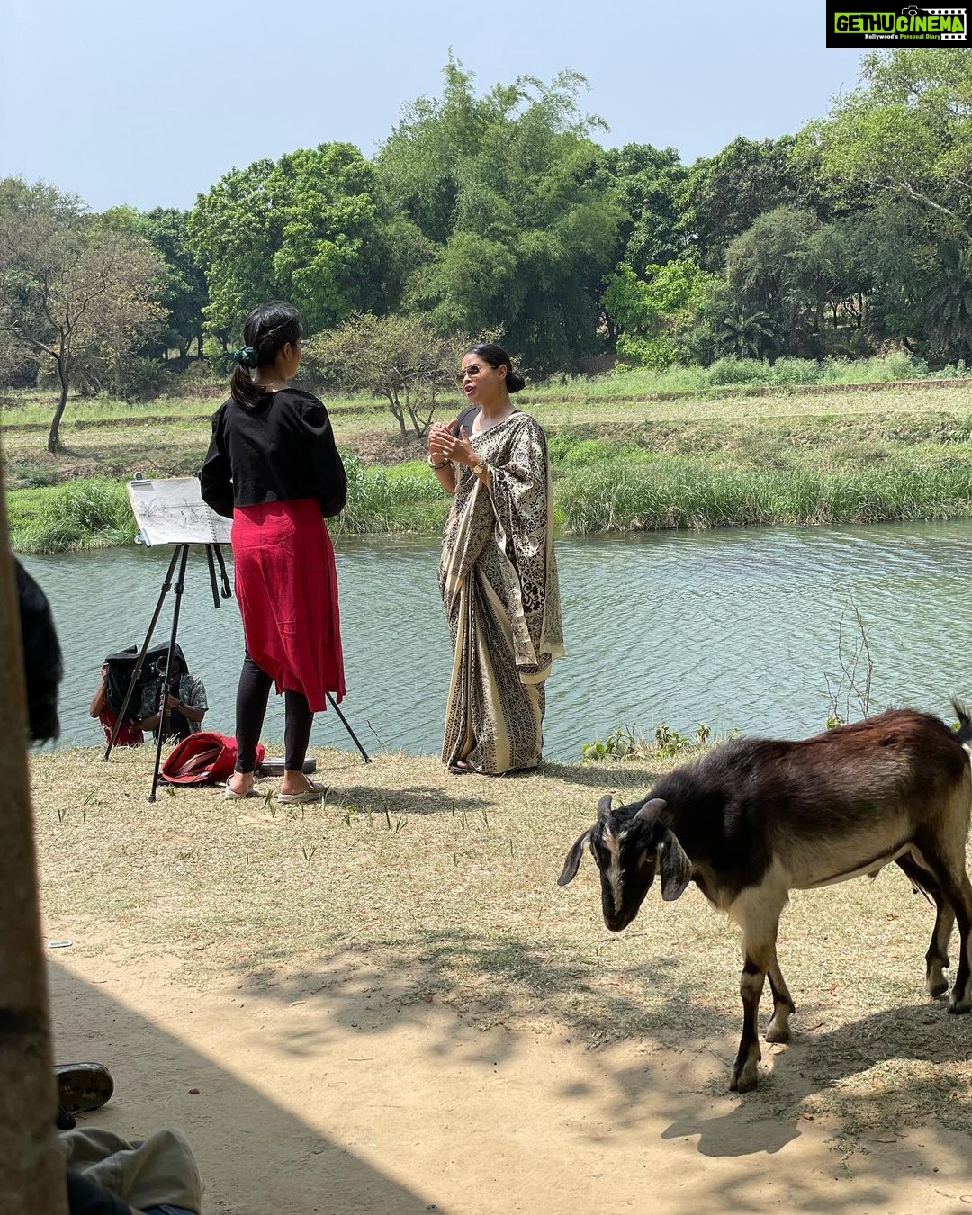 Sumona Chakravarti Instagram - If you cry because the sun has gone out of your life, your tears will prevent you from seeing the stars. Gurudev Rabindranath Thakur Today is Rabindranath Tagore Jayanti. Reminiscing my time when work took me to Shantiniketan last year for a travel show “Shonar Bengal” & i got the opportunity to interact with a very talented student there, spend time with the magical baul singers at the kopai river & the wonderfully delightful kids at Santiniketan Sishutirtha school which is run by Gurudev’s family. This is one of the reasons why i love what i do because i get to experience some of life’s most magical & yet sublime moments. I get to meet some very beautiful humans who make you feel so grateful for this life that we have. For all we have at the end of the day/life are memories. #santiniketan #gurudevrabindranathtagore #birbhum