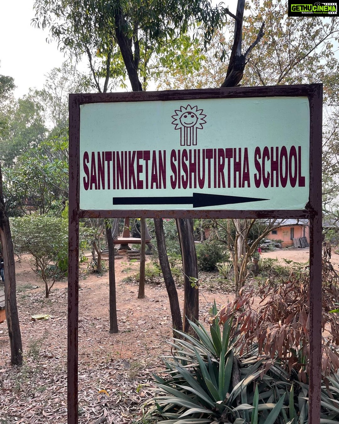 Sumona Chakravarti Instagram - If you cry because the sun has gone out of your life, your tears will prevent you from seeing the stars. Gurudev Rabindranath Thakur Today is Rabindranath Tagore Jayanti. Reminiscing my time when work took me to Shantiniketan last year for a travel show “Shonar Bengal” & i got the opportunity to interact with a very talented student there, spend time with the magical baul singers at the kopai river & the wonderfully delightful kids at Santiniketan Sishutirtha school which is run by Gurudev’s family. This is one of the reasons why i love what i do because i get to experience some of life’s most magical & yet sublime moments. I get to meet some very beautiful humans who make you feel so grateful for this life that we have. For all we have at the end of the day/life are memories. #santiniketan #gurudevrabindranathtagore #birbhum