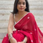 Sumona Chakravarti Instagram - Hello June 🪩🪅 My most reflective, introspective month. ❤️💙 For #thekapilsharmashow #tkss 🥻: @suta_bombay 💄: @rameshpanda.mua 💁🏻‍♀️: @hairbysharda Stylist: @sacorina