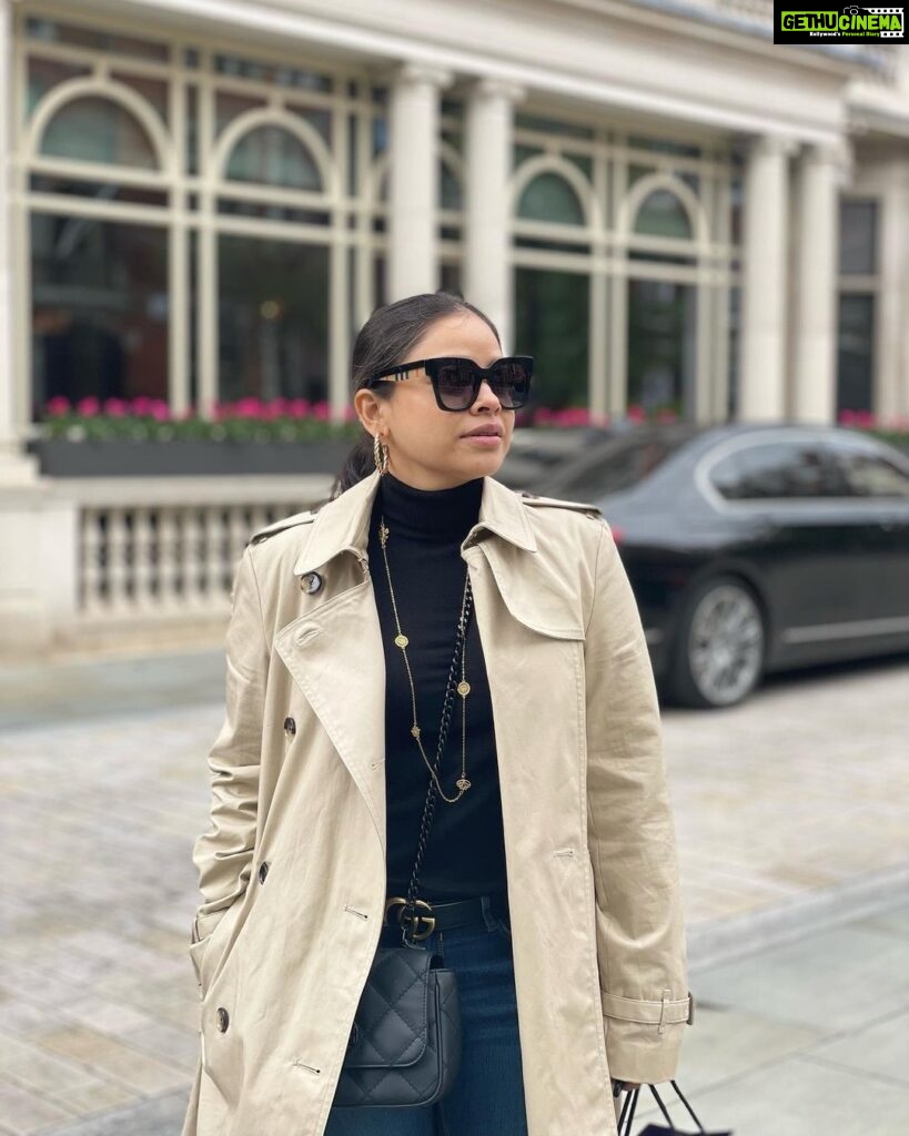 Sumona Chakravarti Instagram - #LondonDiaries We came, We saw, but did not conquer! This trip was all about familia & food… Bong weakness i guess 🤓 From all the touristy stuff to great food to the mind boggling Kohinoor & the other jewels 💎 (damn you pay money to see the stolen goods of your own country 😬🙈). Thank u London for the experience. Last picture- thank u @chefsameertaneja & @mukkipandey for the warm hospitality & delectable food at @benaresofficial For inviting me to your kitchen & making our last evening in London a truly memorable one. ❤️💙🤍 #EnglishSummer #LondonVibes London, United Kingdom