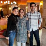Sumona Chakravarti Instagram - Happy Birthday mama bear 🐻♥️ N a big thank you to the team at @helenedarroze for the phenomenal food experience & the the most thoughtful gift to Mom. She’s overwhelmed.