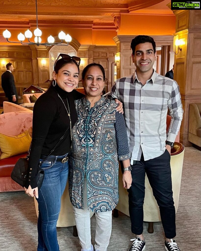 Sumona Chakravarti Instagram - Happy Birthday mama bear 🐻♥️ N a big thank you to the team at @helenedarroze for the phenomenal food experience & the the most thoughtful gift to Mom. She’s overwhelmed.