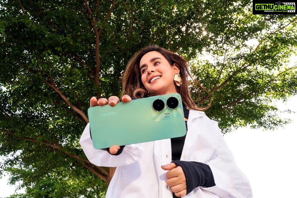 Sunanda Sharma Instagram - Get your hands on the stunning rainforest green #realmeC55 and enjoy the ultimate entertainment experience! It's now available for purchase on Flipkart, the official realme website, and nearby stores. Don't miss out on the sale happening right now! #EntertainmentKaChampion #ad @realmeindia