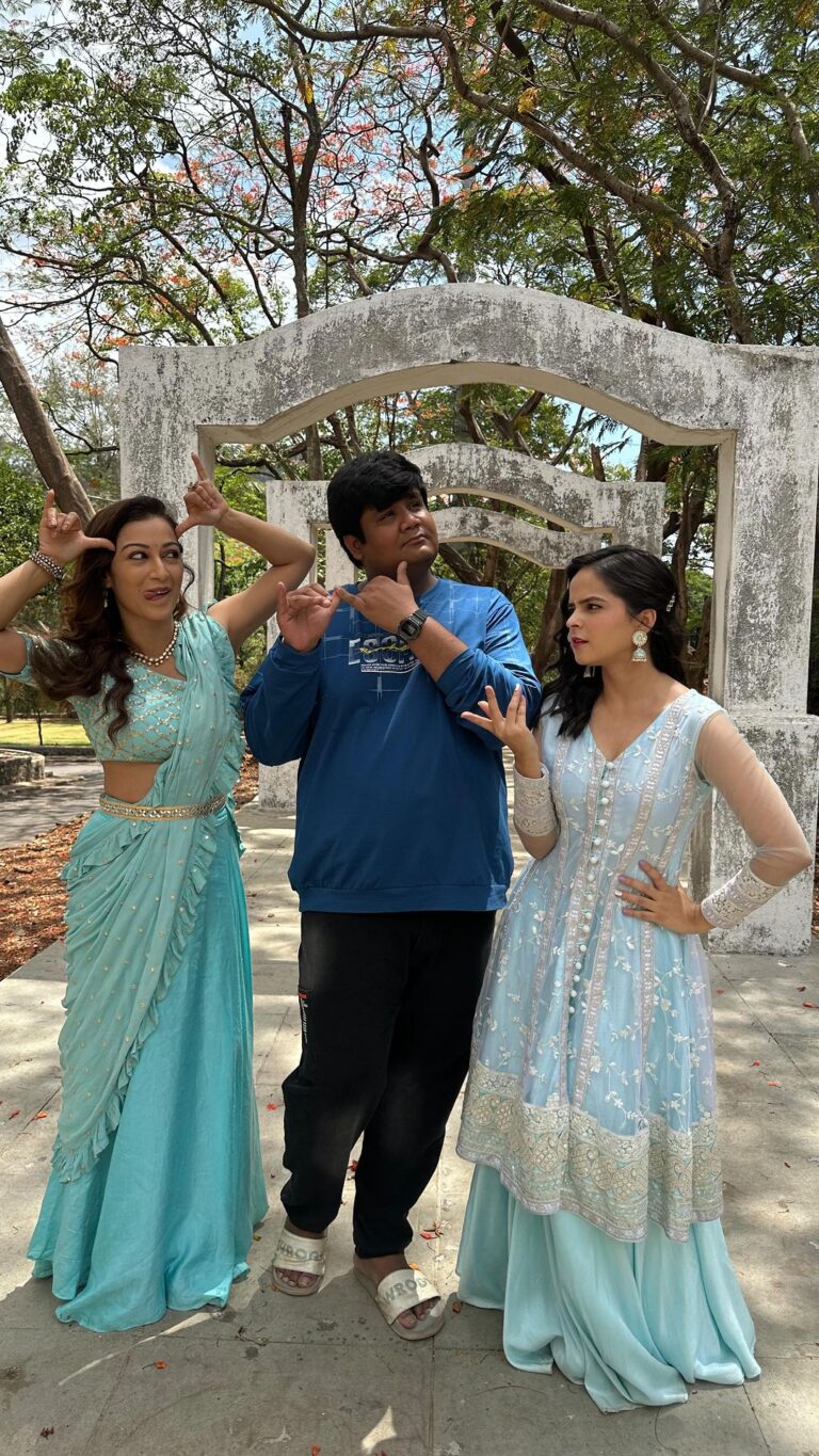 Sunayana Fozdar Instagram - Here’s a glimpse of the fun and madness that we have on set, Cheers to sharing love and laughter! 💕✨ PS - We literally forced @iamkushshah_ into this. 🙈 . . #reeloftheday #trendingreels #radhakrishna #set #tmkoc #trends #dancereels #fyp