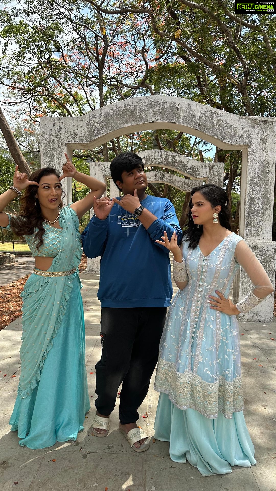 Sunayana Fozdar Instagram - Hereโs a glimpse of the fun and madness that we have on set, Cheers to sharing love and laughter! ๐โจ PS - We literally forced @iamkushshah_ into this. ๐ . . #reeloftheday #trendingreels #radhakrishna #set #tmkoc #trends #dancereels #fyp