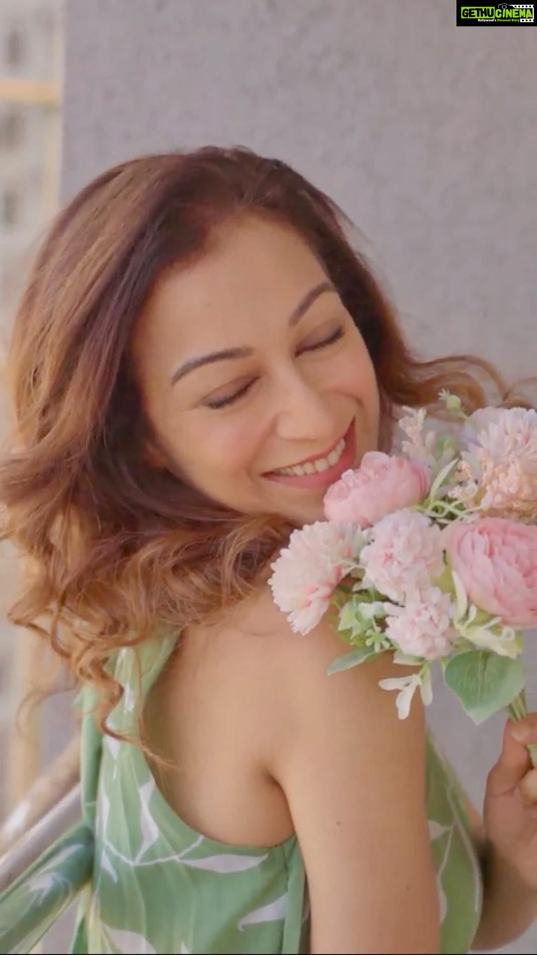 Sunayana Fozdar Instagram - Summer is in full swing, and my skin deserves a face wash that tackles oiliness without drying it out. That’s why I rely on Medimix Oil Clear Face Wash for clear and radiant skin with just one wash! With the power of besan to combat dirt and oil, and honey to nourish for a stunning glow, it’s a must-try! ✨