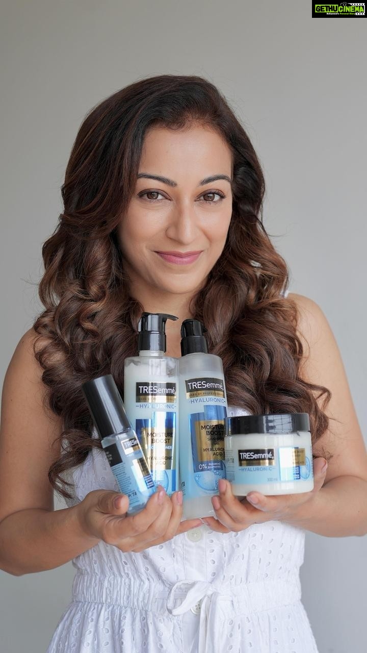 Sunayana Fozdar Instagram - My go-to summertime items to beat the heat and maintain healthy hair! What could a girl ask for more?ππ In this humid climate, the Tresemme Pro Pure Moisture Boost Range leaves me with a 3 day non-stop hydrated hair look. So why are you still waiting? Get yours right away by heading to the @tresemmeindia bio, click on the link and get yours today! #tresemempropure #hyaluronicacid #moistureboost #hydratedhair #bouncyhair #VibrantHair #nosulphates #noparabens #nodyes #nomineraloils #cleanbeauty #tresemmelndia #summeressentials #shampoo #conditioner #hairroutine #hairmask #ad