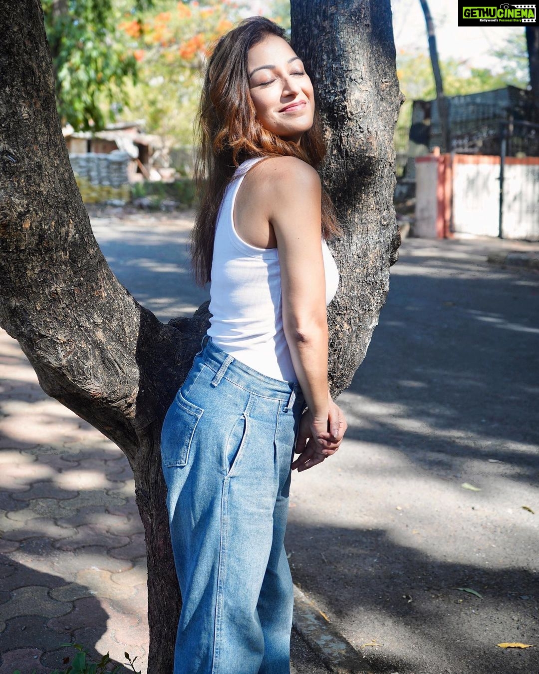 Sunayana Fozdar Instagram - Last few days of Summer Sun 🌞 Keeping the Sunshine within alive every season ! (Deep☺️) To appreciating Everyday ,Every moment ,every person that makes me feel like ☀️ #HELLOJUNE Welcoming you with Gratitude!