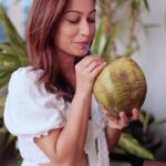 Sunayana Fozdar Instagram - My Easy Breezy Tips “Keep Your cool In Summer”😎 - Wear linen /cotton /malmal fabrics letting your skin breathe and avoiding any heat rashes ! - Stay Hydrated …With of course Natural drinks,Water,natural juices ..Coconut Water has a lot of health benefits too! -Sunglasses 🕶️and Scarves 🧣 are must haves - Don’t Let The Heat get your head🥵…Keeping your mind Cool …and just chill 😎😂 (Maintain a daily Gratitude journal 📒) Let the Sun Shine ☀️ #happysummer ☀️ #summerhacks #keepingyourcool #hydrateyourself #summerjam #keepcalm