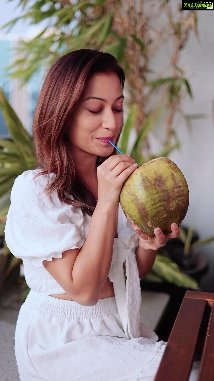 Sunayana Fozdar Instagram - My Easy Breezy Tips “Keep Your cool In Summer”😎 - Wear linen /cotton /malmal fabrics letting your skin breathe and avoiding any heat rashes ! - Stay Hydrated …With of course Natural drinks,Water,natural juices ..Coconut Water has a lot of health benefits too! -Sunglasses 🕶️and Scarves 🧣 are must haves - Don’t Let The Heat get your head🥵…Keeping your mind Cool …and just chill 😎😂 (Maintain a daily Gratitude journal 📒) Let the Sun Shine ☀️ #happysummer ☀️ #summerhacks #keepingyourcool #hydrateyourself #summerjam #keepcalm