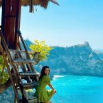 Sunayana Fozdar Instagram - Rumah Pohon “Tree House” is in Nusa penida …You have to see this in Real to know how beautiful the sight is 😍🌴 Straight out of a movie scene!!!!! One of the Most insta worthy places !! You can’t Stay in the tree house ,but can click a picture and make it a “postcard moment “ #bucketlist #rumahpohontreehouse #nusapenidaisland #treehouse #explorenusapenida #balilife