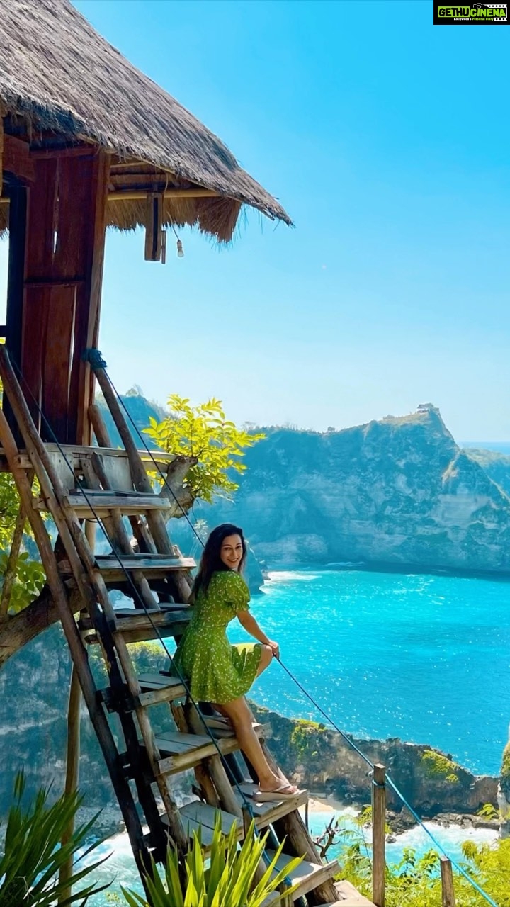 Sunayana Fozdar Instagram - Rumah Pohon “Tree House” is in Nusa penida …You have to see this in Real to know how beautiful the sight is 😍🌴 Straight out of a movie scene!!!!! One of the Most insta worthy places !! You can’t Stay in the tree house ,but can click a picture and make it a “postcard moment “ #bucketlist #rumahpohontreehouse #nusapenidaisland #treehouse #explorenusapenida #balilife
