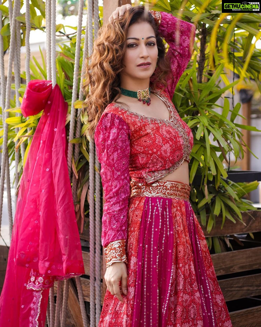 Sunayana Fozdar Instagram - हम तो फना हो गए उसकी आंखे देखकर गालिब, न जाने वो आइना कैसे देखते होंगे।☺️💕 Wearing this pretty lehenga from @label_s4u Back With my fav pose 🤷♀️💃🏻😂 📷@praveenkhaitan.clicked @clicked_productions Hair @rouge_makeovers 📍 @truetrammtrunk x @iampuneetgidwani Artist management: @greenlight__media